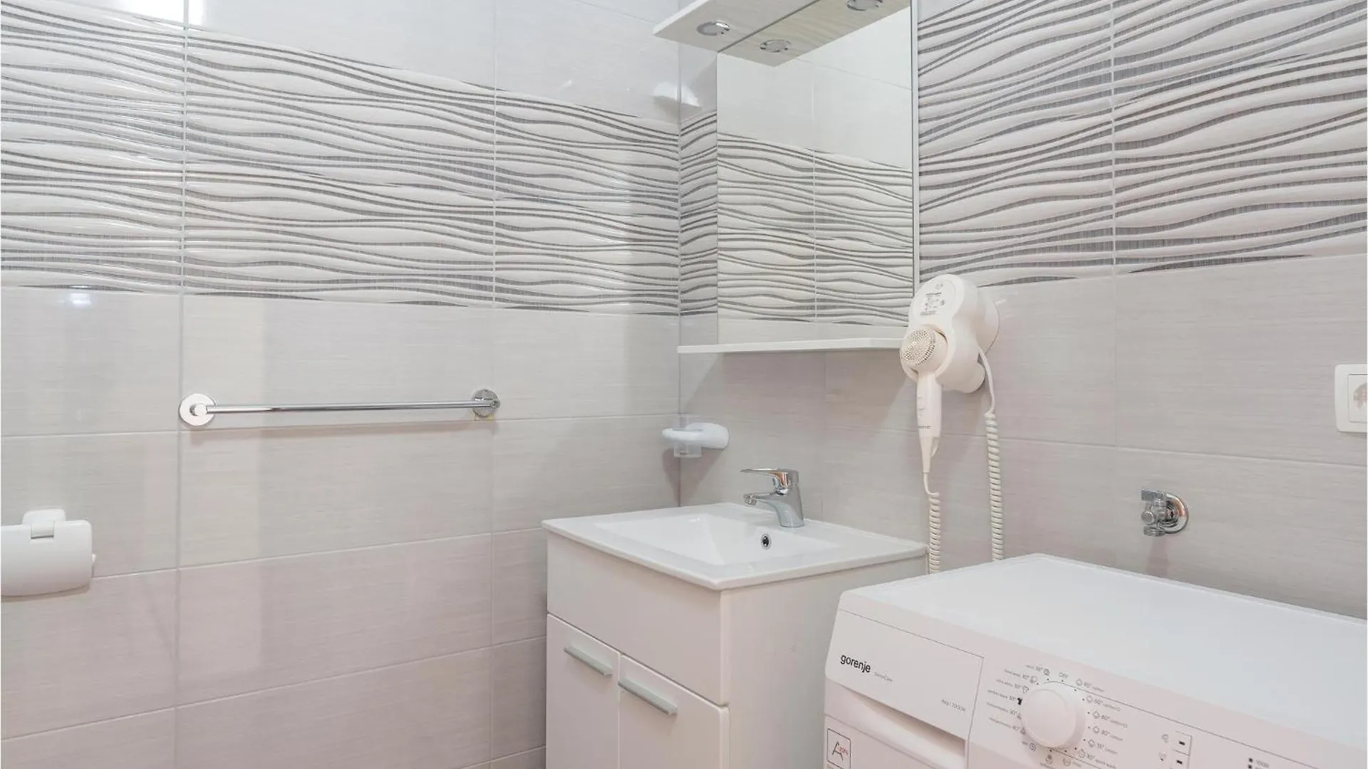 Beautiful Apartment In Povljana With Wifi 0*,